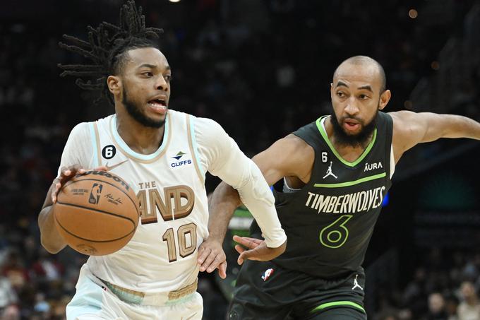 Darius Garland (levo) je proti Minnesoti zadel kar deset trojk. | Foto: Reuters