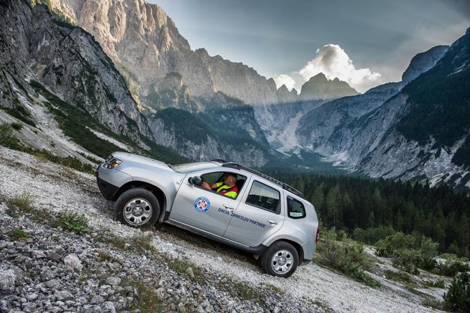 Je predstavnik prvinske mehanike, ki zlepa ne popusti. Ima priklopljiv 4x4 pogon in ta je opremljen še z elektromagnetno zaporo diferenciala, ki kot zadnji steber obrambe oprijem najde tudi v globokem blatu ali snegu. Je dovolj kompakten in hkrati prostoren, da udarno skupino treh reševalcev in njihovo opremo pripelje tudi skorajda po kozji stezi. Da rojen plezalec sporoča tudi s terenskimi koti: vstopni 29,3 stopinje, prevojni 23 stopinj in izstopni kot 34,9 stopinje. Korenine in ostre skale pa premaguje z robustnim podvozjem, ki ščiti vse vitalne dele pogona in dusterjev trebuh ohranja 21 centimetrov nad tlemi. Za piko na i pa ima varčen motor, ki kljub 5,2-litrski povprečni porabi vseeno ponudi do 240 njutonmetrov navora in 80 kilovatov moči. | Foto: Klemen Korenjak