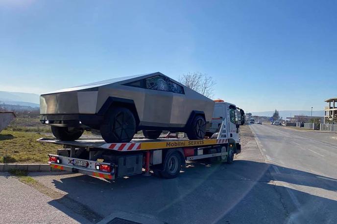 Tesla cybertruck Bosna | Slovo replike cybertrucka iz Mostarja | Foto Igor Krezić