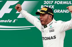 Hamilton slavil v Silverstonu, smola Vettla