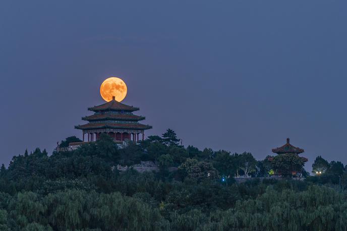 Peking | Peking zadnja leta skuša vse bolj krepiti svoj vpliv v svetu: z večanjem svoje vojaške moči, s posojili revnim državam in gradnjo infrastrukture v teh državah, izvozom tehnologije za nadzorovanje državljanov … | Foto Guliverimage