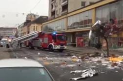 V Murski Soboti ženska skozi okno vrgla likalnik in stole (video)