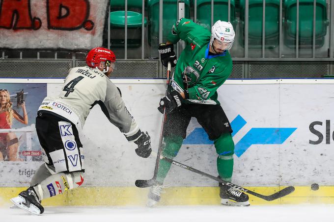 Andrej Tavželj je v začetku zadnje tretjine zadel za popoln preobrat in vodstvo Jesenic s 3:2, a nato je sledil preobrat Olimpije, ki se je veselila še četrte zmage nad Jesenicami v tej sezoni. | Foto: Matic Klanšek Velej/Sportida