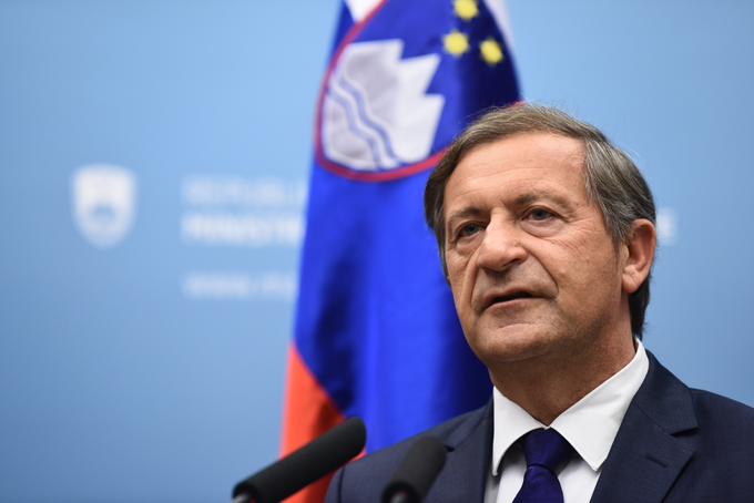 Karl Erjavec bo premierju, ministru za gospodarstvo Zdravku Počivalšku in ministru za kmetijstvo Dejanu Židanu predstavil vsebino pisma, ki ga bo Slovenija poslala Evropski komisiji.  | Foto: STA ,