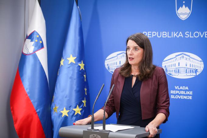 Na prvem mestu je zdravje in vse rešitve in ukrepi vlade so namenjene temu. Ne zaustavljamo življenja, začasno pa upoštevajmo sprejete ukrepe," sporoča Simona Kustec. | Foto: STA ,