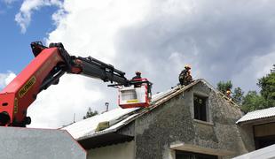 Po uničujočem neurju: gasilci in vojaki hitijo z odpravljanjem posledic #foto #video