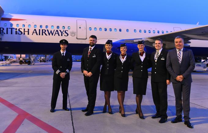 Ne ravno pogost prizor: posadka in letalo družbe British Airways na ljubljanskem letališču, 15. julija 2019. | Foto: Peter Irman/Ljubljana Airport