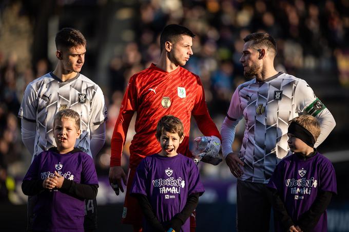 Kapetan Olimpije Timi Max Elšnik je prejšnji teden Sloveniji pomagal do preboja na Euro 2024, v soboto pa izvedel imena tekmecev (Danska, Srbija in Anglija). Niz nepremaganosti Denisa Pintola v 1. SNL v tej sezoni se je končal že po štirih minutah večnega derbija. Trajal je 461 minut. | Foto: Jure Banfi/alesfevzer.com