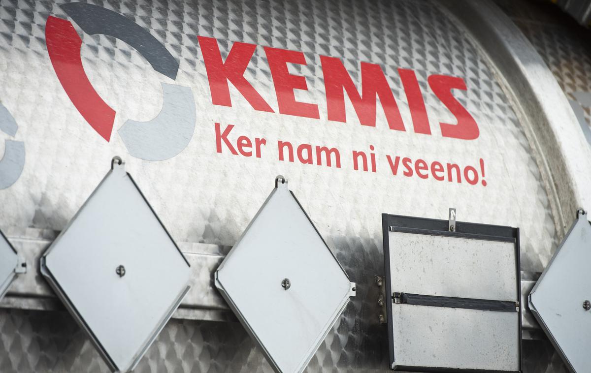 Kemis Vrhnika Nanut Šimenc | Podjetje Kemis v Vrhniki kljub epidemiji koronavirusa deluje še naprej.  | Foto STA