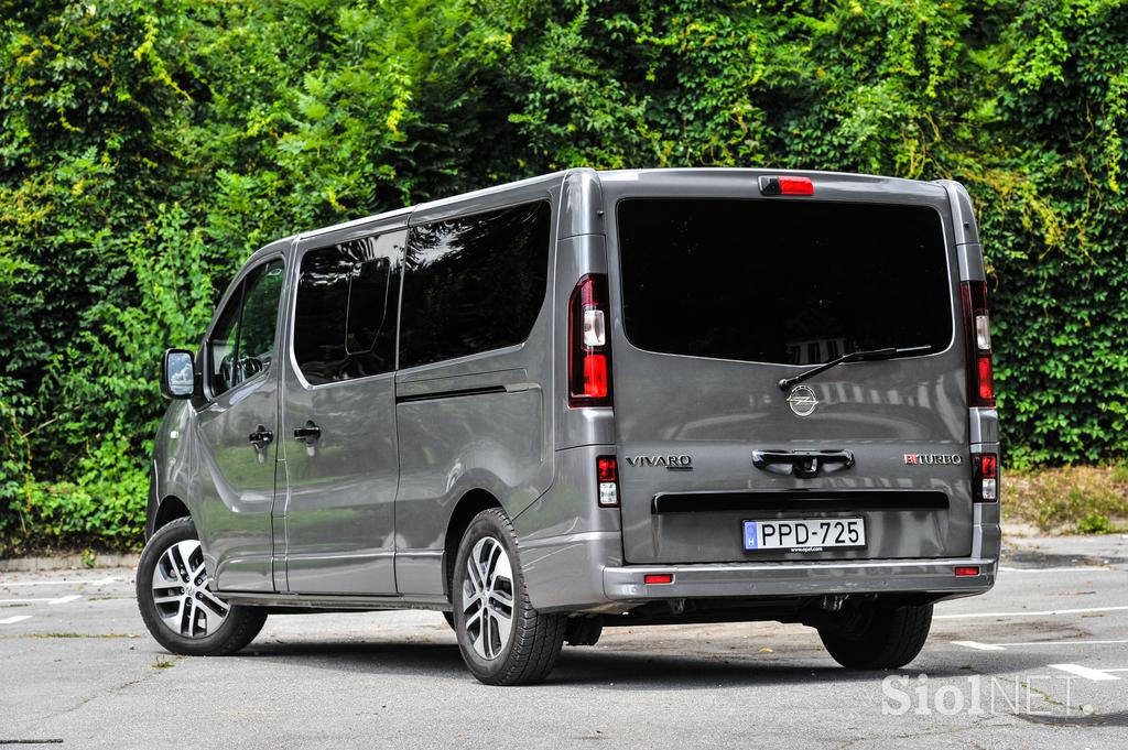 Opel vivaro touring