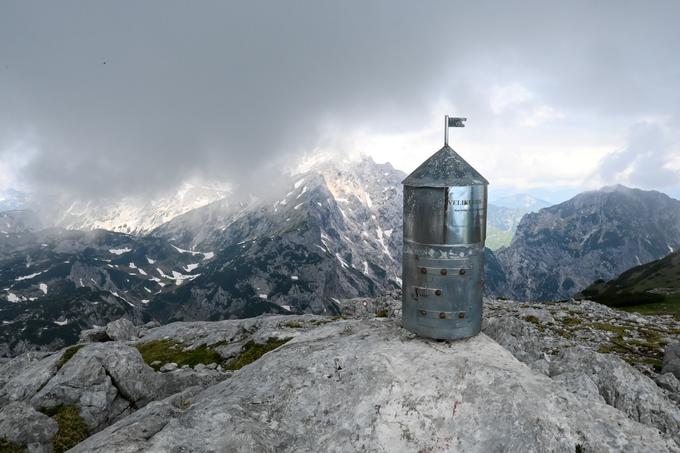 Mali Aljažev stolp na Velikem vrhu in v ozadju Ojstrica v oblakih. Od tu je do sosednje Velike Zelenice samo še nekaj minut. | Foto: Matej Podgoršek