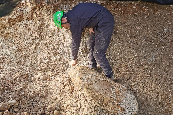 Bomba, Nova Gorica | Gre za ameriško letalsko bombo z enim mehanskim vžigalnikom, ki je v dobrem stanju. | Foto Ervin Čurlič/Civilna zaščita za Severno Primorsko