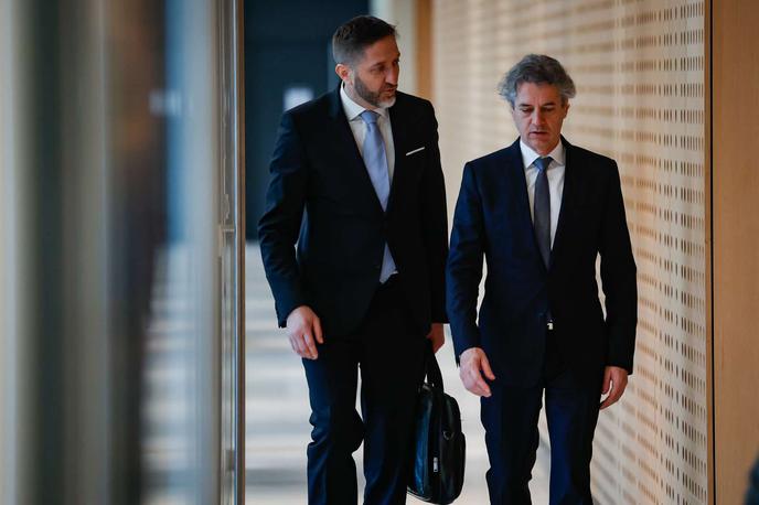 Robert Golob, Klemen Boštjančič | Osnutek sporazuma sprememb in dopolnitev stavkovnega sporazuma je bil med vladno pogajalsko skupino in visokošolskim sindikatom parafiran 19. januarja letos. | Foto STA