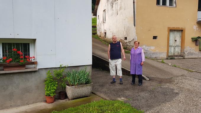 "Moje mnenje je, da so me izbrali zato, ker me poznajo, vejo, da sem stara in mislijo, da se bom zato težje branila in bodo imeli lažje delo," pove Terezija Vončina, gospa v sedemdesetih letih. Na fotografiji s svojim sinom, ki jo bo zastopal na sodišču. | Foto: Metka Prezelj