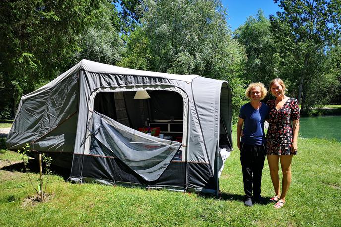 Mercedes potovanje | Medtem ko njun mercedes-benz iz leta 1998 in šotorska prikolica še potujeta iz Avstralije, sta Melanie Heitmann in Stefan Krallinger obiskala kamp Menina v Logarski dolini. | Foto Gregor Pavšič