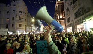 Na protivladnih protestih v Beogradu zaradi velikonočnih praznikov manj ljudi