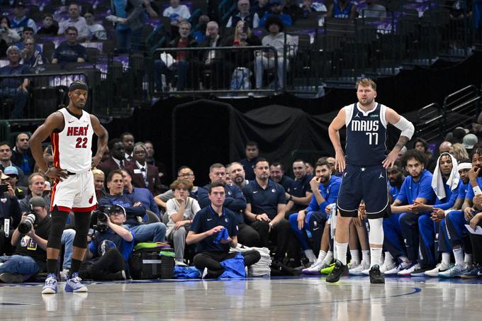 Luka Dončić in Jimmy Butler, ki je na koncu dosegel 14 točk. | Foto: Reuters