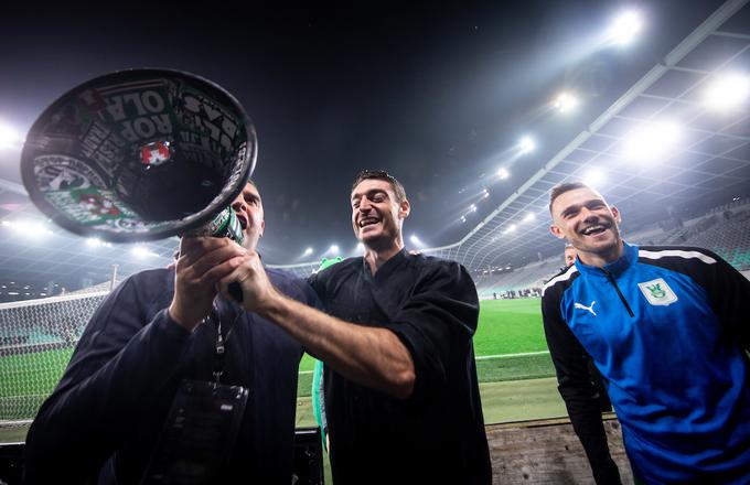 Albert Riera je na dobri poti, da "zelenega ferrarija" popelje do naslova slovenskega prvaka. S tem bi kapetan Timi Max Elšnik prejel posebno čast, saj bi po zadnjem krogu, ko bo Olimpija v Stožicah gostila Celje, v zrak dvignil "kanto". | Foto: Vid Ponikvar