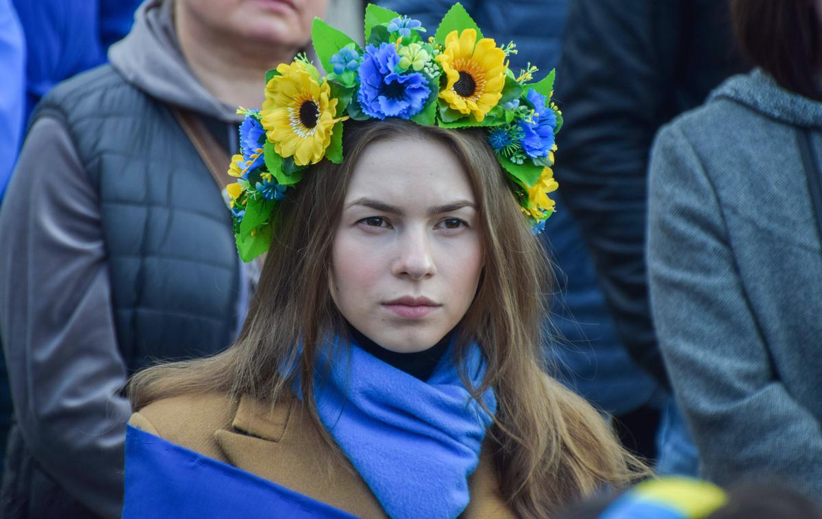 Ukrajinka | Ukrajinski in ruski narod sta dva sorodna pravoslavna vzhodnoslovanska naroda. Kljub temu pa med Ukrajinci in Rusi obstajajo tudi razlike. Ukrajinščina in ruščina se tako med seboj razlikujeta bolj kot na primer češčina in slovaščina, razlike med Ukrajinci in Rusi pa ugotavljajo tudi genetske raziskave. | Foto Guliverimage