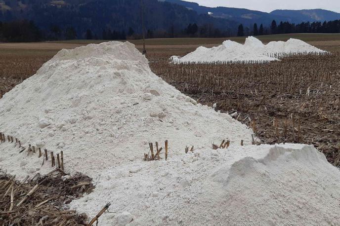 Sadra | Sadra je nastala kot stranski produkt zastarele in uradno opuščene oblike proizvodnje steklenih izdelkov. Zaradi visoke vsebnosti za zdravje škodljivih in nevarnih težkih kovin, predvsem svinca in kroma, je za okolje nevaren odpadek. | Foto PU Celje