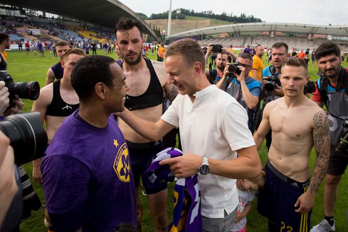 Soigralci so se po dvoboju poslovili od nekdanjega reprezentanta Aleša Mertlja, ki po dolgih letih  zapušča Maribor. | Foto: Urban Urbanc/Sportida