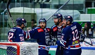 Anže Kuralt s soigralci v premierni finale IceHL