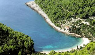 Tako so si lastniki hišice na Korčuli prisvojili plažo