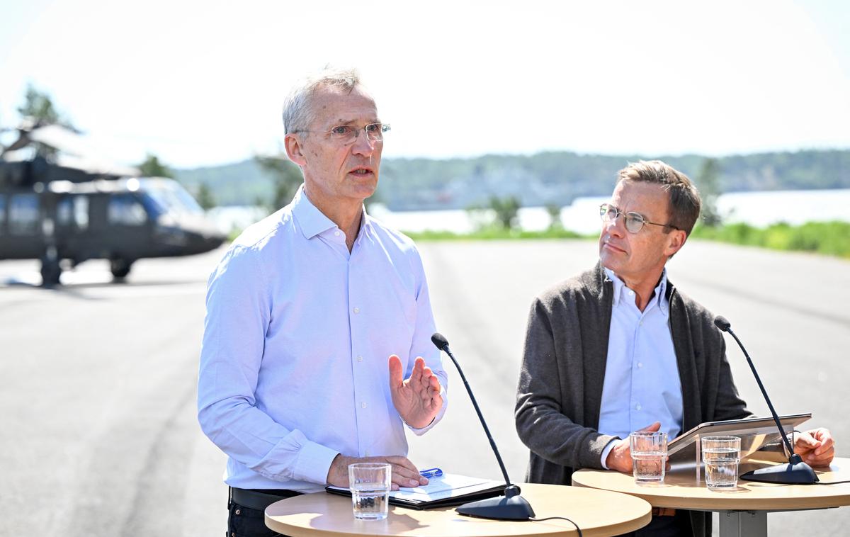 Jens Stoltenberg na Švedskem | "Dokler ne damo prostora nesporazumom ali napačnim ocenam v Moskvi ali drugih prestolnicah v državah, ki bi nas lahko potencialno napadle, ni vojaške grožnje državam Nata," je med obiskom v najnovejši članici zavezništva dejal Stoltenberg. | Foto Reuters