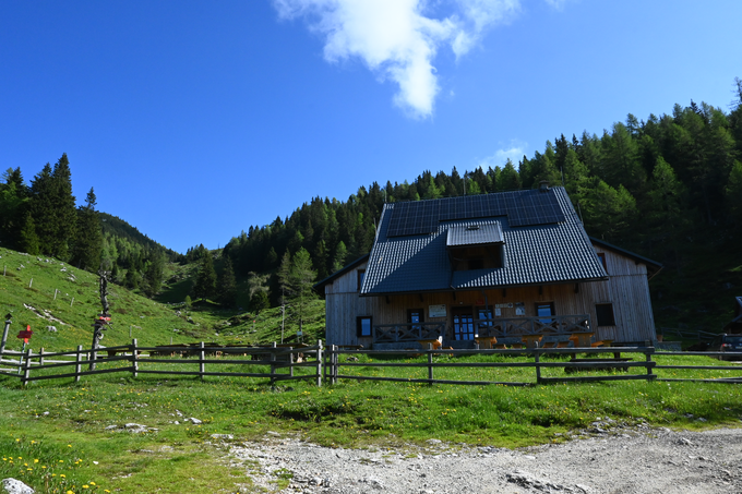 Koča na Loki pod Raduho | Foto: Matej Podgoršek