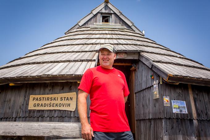 Robi Gradišek je pastirsko življenje spoznaval prek starega očeta, saj je običajno, da gre ta dejavnost iz roda v rod. Tako je bilo tudi v Gradiškovi družini, kjer so svojo dejavnost razširili tudi na turistično področje. Pri njih se je tako mogoče oglasiti na kislem mleku, ajdovih žgancih z ocvirki in siru. | Foto: Žiga Zupan/Sportida