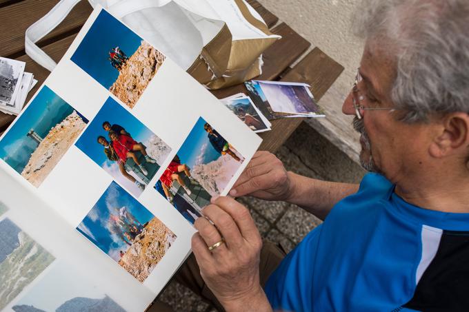 Marjan s ponosom pokaže svoje arhivske fotografije, na katerih je osvajal različne slovenske vrhove. Najbolj ponosen je na tisto, na kateri je s hčerkami na vrhu Grintovca. | Foto: 