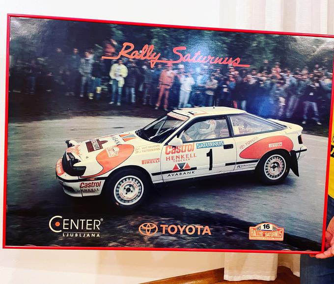 Velika fotografija Franza Wittmanna, ki je s sovoznikom Jorgom Pattermannom in toyoto celico GT4 reli Saturnus dobil leta 1992. To je bila takrat za avstrijsko posadko že tretja zmaga in leto pozneje sta ji dodala še eno. Fotografija je bila v Saturnusovi stavbi do upokojitve del pisarne Janeza Milavca, nekdanjega dirkača in pozneje enega organizatorjev relija Saturnus.   | Foto: Gregor Pavšič