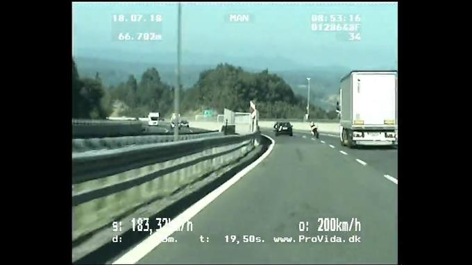 Policisti želijo, da je na naših cestah čim manj takšnih dogodkov - prejšnji teden so namreč lovili motorista, ki je po avtocesti in regionalni cesti divjal z več kot 200 kilometri na uro. | Foto: policija