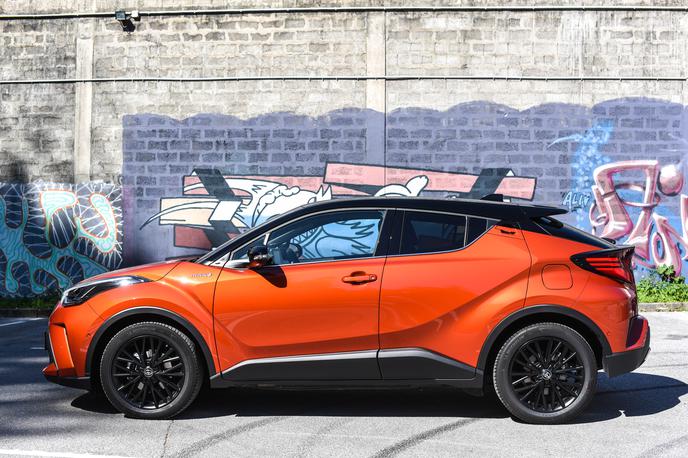 Toyota C-HR | Oranžno črna kombinacija pomeni, da gre za najvišjo in omejeno stopnjo opreme launch edition. Skoraj 4,4 metra dolga toyota je na 18-palčnih črnih platiščih dvignjena 142 milimetrov od tal. | Foto Gašper Pirman