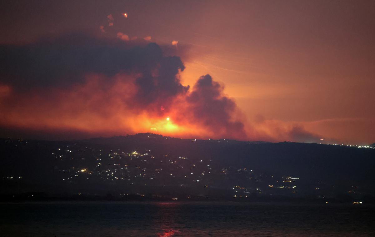 napad na Izrael, Hezbolah, Libanon, dim, ogenj | Šiitsko gibanje Hezbolah je sporočilo, da je v odgovor na "izraelske napade na libanonska mesta, vasi in civiliste" več raket izstrelilo proti mestu Safed na severu Izraela. Na fotografiji eksplozija po enem od napadov Izraela na cilje v Libanonu.  | Foto Reuters