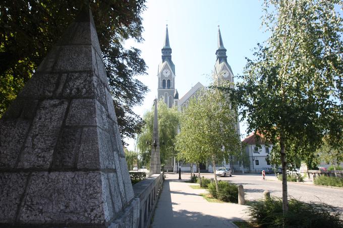 "Trnovska para nizkih piramid na vogalih mostu sta za tistega, ki se cerkvi bliža z Emonske ceste, optična povezava s konicama dominantnih trnovskih zvonikov," pravi poznavalec Plečnikovega dela in življenja Peter Krečič.  | Foto: Arhiv Siol