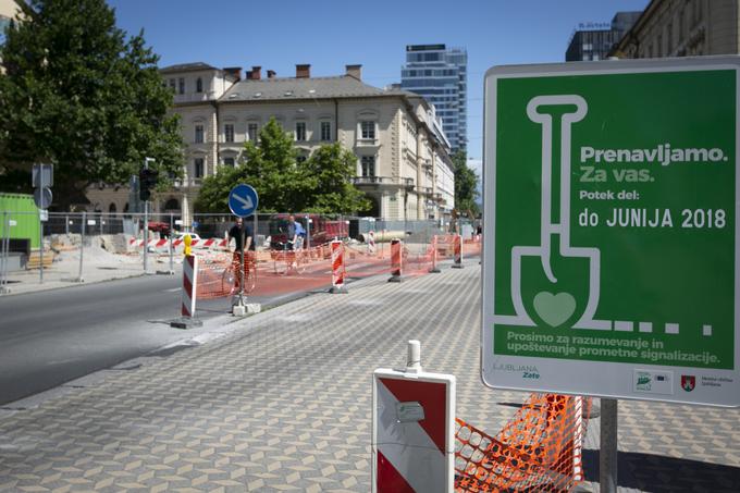 Tlakovce, ki so jih uničili avtobusi na Slovenski cesti, bodo popravili v omenjenem roku. | Foto: Bojan Puhek