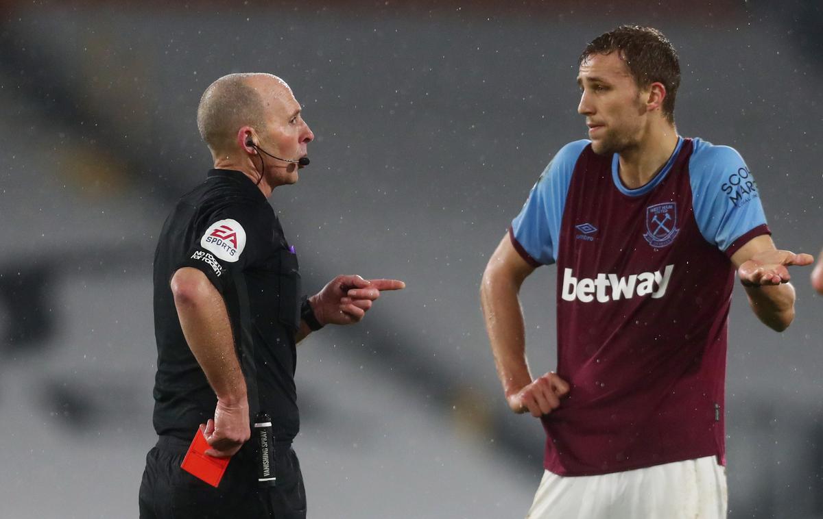 Mike Dean | Rdeč karton, ki ga je Mike Dean v soboto pokazal Tomasu Souceku. | Foto Reuters