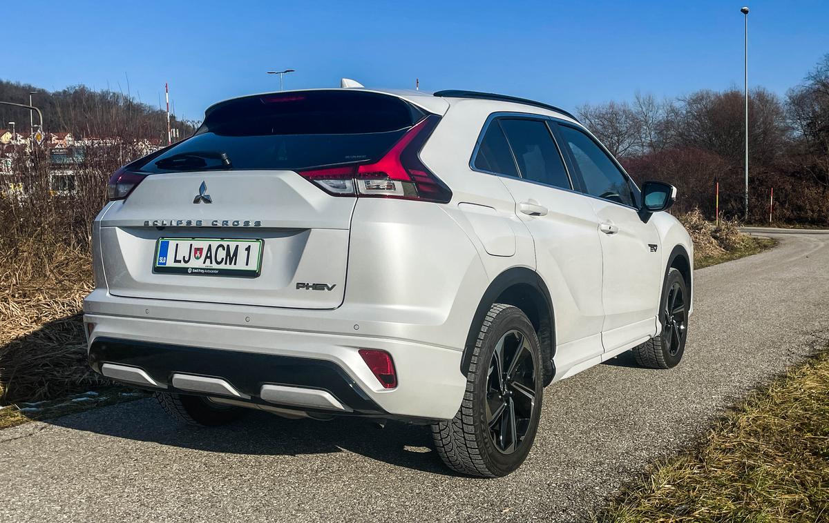 Mitsubishi eclipse cross | Zadnje deljeno steklo se je poslovilo po vsega treh letih. Eclipse cross tako postaja nekoliko bolj vsakdanji, a na račun nekaterih oblikovnih rešitev na cesti še vedno deluje všečno. | Foto Gašper Pirman