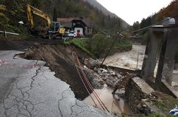 Tržičani po vremenskih ujmah v službo prek brvi