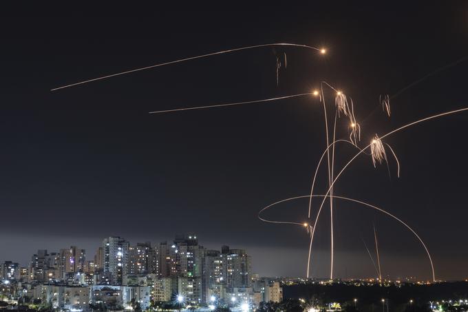 Delovanje izraelskega sistema protizračne obrambe Železni ščit. Fotografija je sicer iz maja 2023, nastala pa je med napadom palestinskih skrajnežev na Aškelon na jugu Izraela. | Foto: Guliverimage