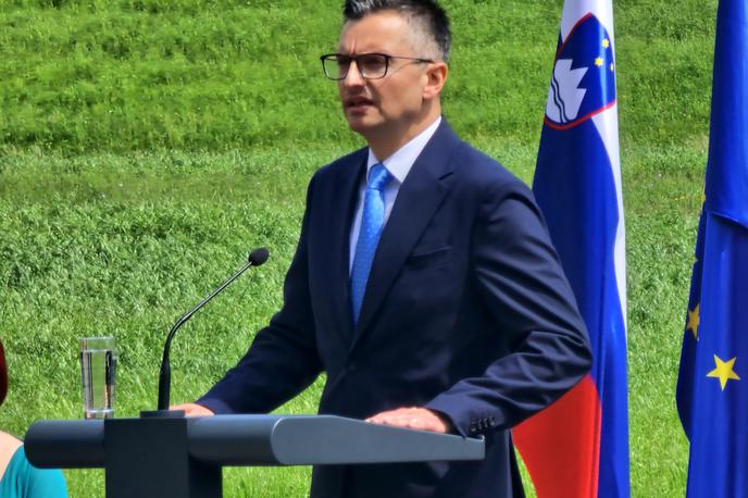 Marjan Šarec | "Slovenski narod je bil zlasti v 20. stoletju podvržen svetovnima vojnama ter poskusom potujčenja in uničenja, vendar se nismo nikoli predali," je izpostavil minister Marjan Šarec. | Foto Ministrstvo za obrambo RS/X