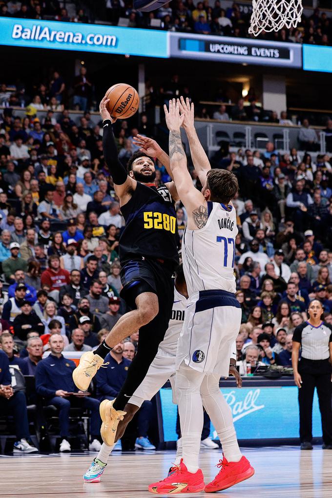 Jamal Murray in Luka Dončić sta se razigrala v drugi četrtini. Slovenski as je v tem delu srečanja dosegel kar 22 točk. | Foto: Reuters