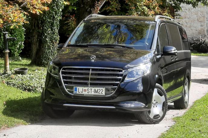 Mercedes razred V | Prenova je posegla na masko z več letvami, postavila zvezdo na motorni pokrov, dodala matrična žarometa s 84 LED enotami. Bleščeča črna karoserija poudarja prestižni značaj kombija.  | Foto Aleš Črnivec