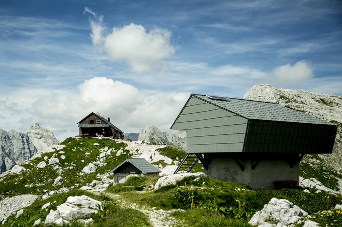 Ob koči je mogoče prespati tudi v fotogeničnem bivaku, ki tudi pozimi ne sameva. | Foto: Ana Kovač