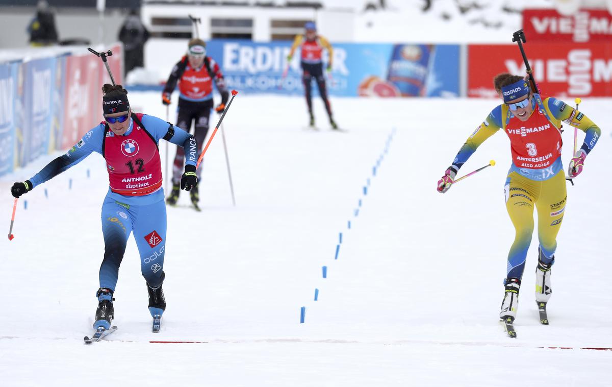 Julia Simon, Hanna Oeberg | Julia Simon je ciljno črto prečkala 0,2 sekunde pred Švedinjo Hanno Oeberg. | Foto Guliverimage