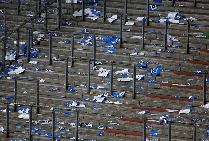 Kar nekaj jeznih navijačev je pustilo na tribunah klubske zastave. | Foto: Reuters