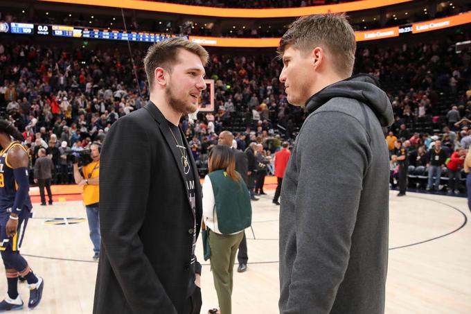 Luka Dončić po koncu tekme v pogovoru z branilcem Utah Kylom Korverjem. | Foto: Reuters