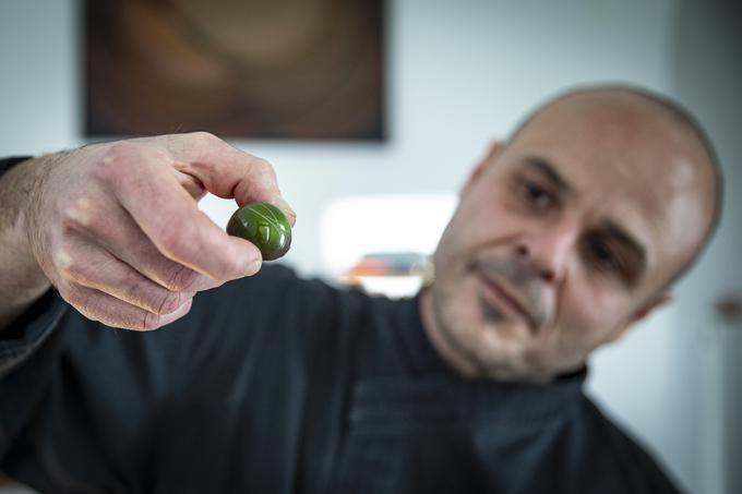 Matevž se ne omejuje le na lokalne okuse, ampak poseže tudi po eksotiki: v tej umetelni zelenkasti pralini se čokolada druži s kalamansijem (citrusom s Filipinov), andalimanom (poprom s Sumatre) in smiljem. | Foto: Ana Kovač