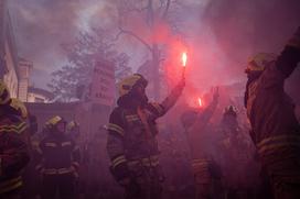 Protestni shod poklicnih gasilcev pred poslopjem vlade. gasilci